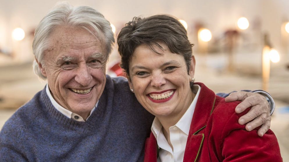 Der Schweizer Komiker Emil Steinberger und Frau Niccel Steinberger posieren im Bettensaal des Kunst und Kultur Landessender Beromuenster anlaesslich des Festes zum 87. Geburtstag der SRG vom Freitag 23. Februar 2018. (KEYSTONE/Urs Flueeler)