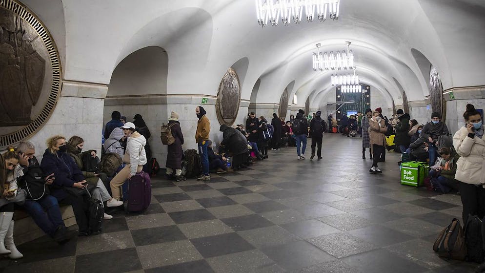 Sarebbero almeno 15'000 le persone rifugiatesi nella metropolitana di Kiev per sfuggire agli attacchi russi