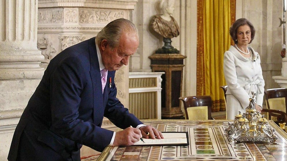 epa04265136 Spanish King Juan Carlos (L) signs the constitutional law that allows his abdication, as Queen Sofia (R) looks on during a ceremony at the Royal Palace in Madrid, Spain, 18 June 2014. Crown Prince Felipe will be proclaimed new Spanish King on 19 June at the Lower House. EPA/ALBERTO MARTIN / POOL NO SALES