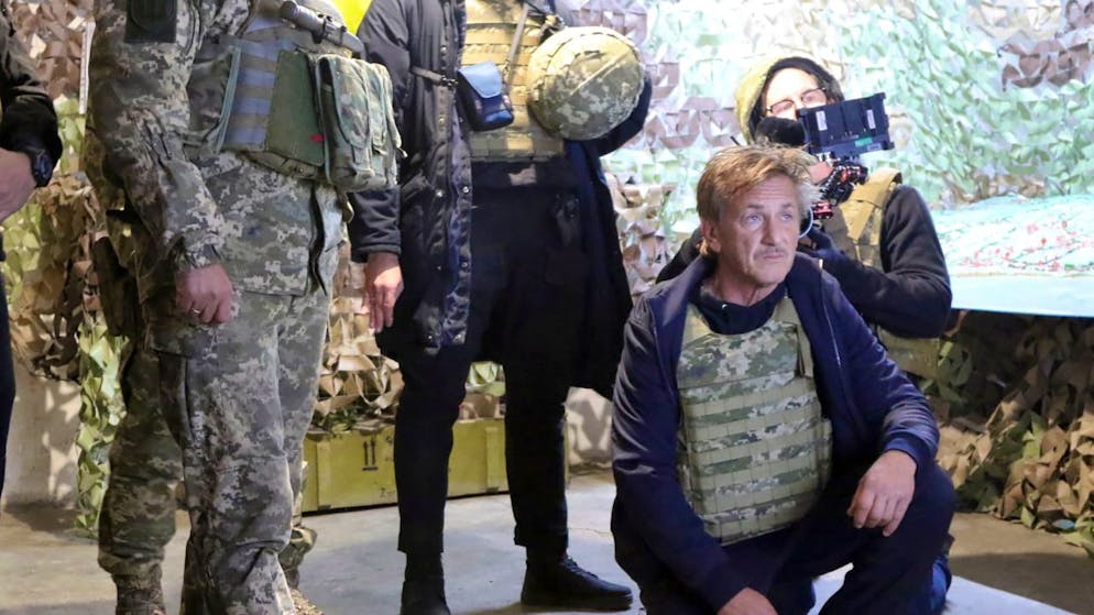 Sean Penn durante una visita a una postazione dell'esercito ucraino sul fronte con l'autoproclamata repubblica separatista di Donetsk (foto del  18 novembre 2021)