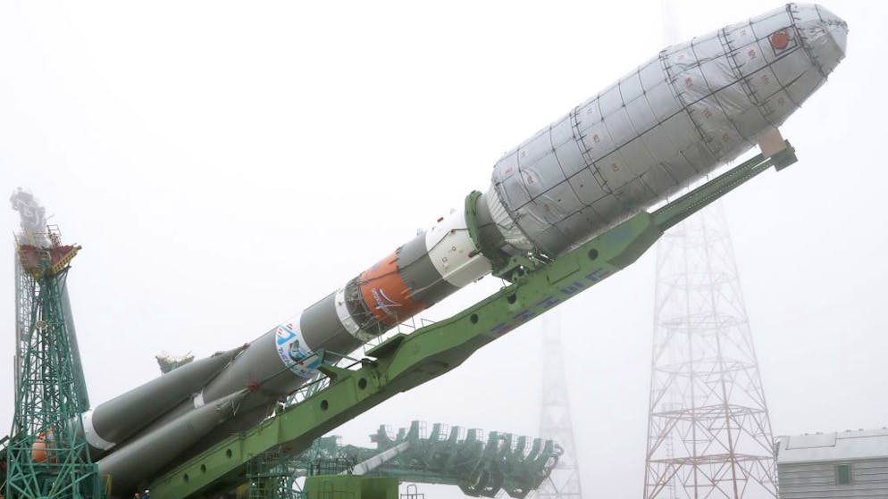 Eine Sojuz-Rakete mit OneWeb-Satelliten wird in Baikonur zur Startrampe gefahren.