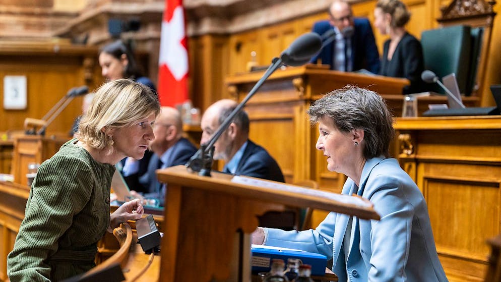 Bundesrätin Simonetta Sommaruga (rechts) im Gespräch mit mit Sandra Locher Benguerel (SP/GR) während der Debatte über die Gletscher-Initiative im Nationalrat.
