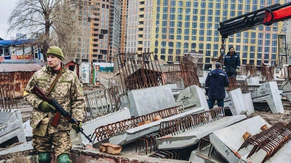 Kiev si prepara all'assalto delle truppe russe: le strade sono bloccate con enormi lastre di cemento.