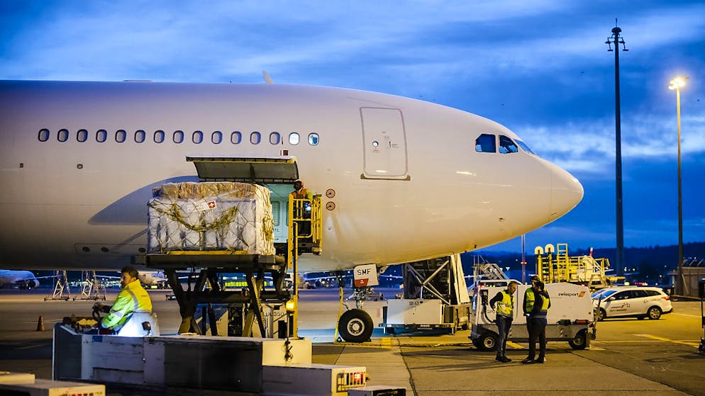 Il materiale per l'Ucraina al momento del carico all'aeroporto di Zurigo.