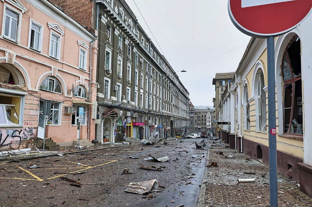 Ingenti i danni dopo il bombardamento di edifici nel centro di Kharkiv.