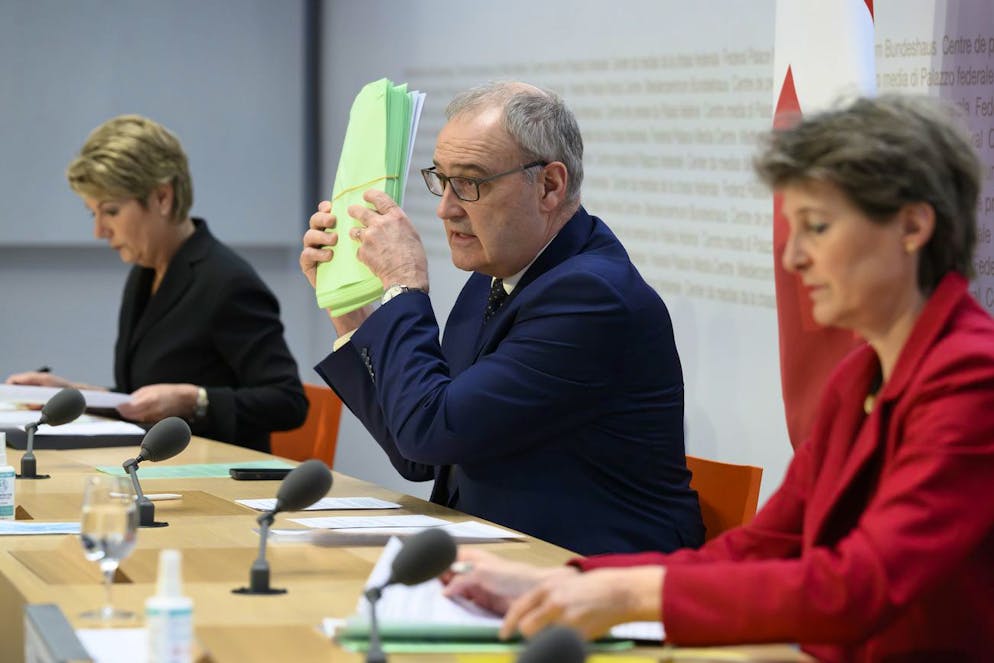 Bundesrat Guy Parmelin, Mitte, spricht an der Seite von Bundesraetin Karin Keller-Sutter, links, und Bundesraetin Simonetta Sommaruga, rechts, an einer Medienkonferenz ueber die Ukraine Krise, am Freitag, 4. Maerz 2022 in Bern. (KEYSTONE/Anthony Anex)
