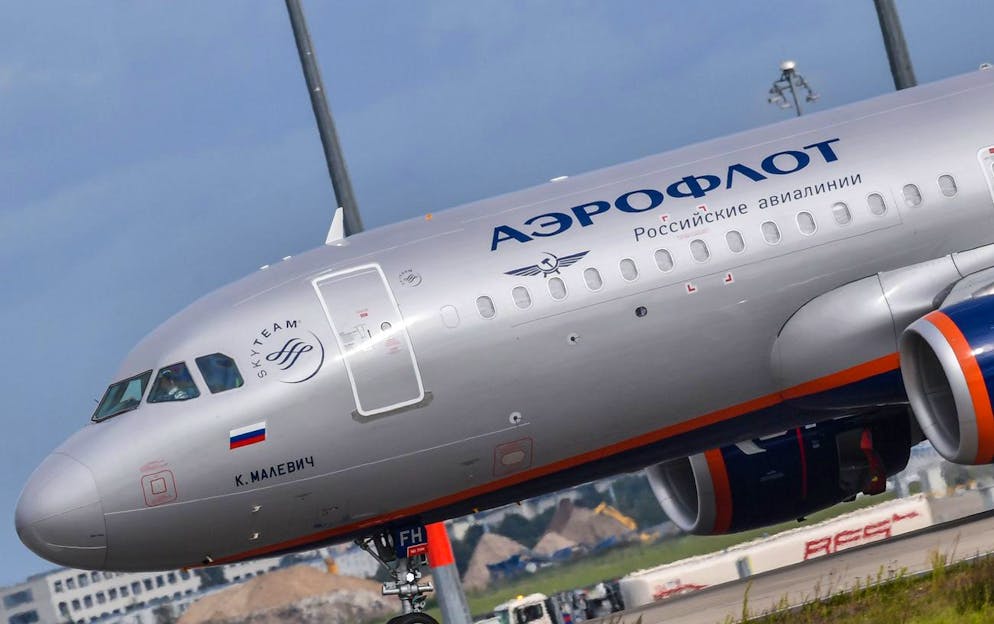 ARCHIV - 12.09.2017, Brandenburg, Schönefeld: Ein Passagierflugzeug der russischen Luftfahrtlinie Aeroflot landet auf der Südbahn am Berlin Brandenburg Airport Willy Brandt (BER). Der englische Fußball-Rekordmeister Manchester United hat sich nach dem Einmarsch Russlands in die Ukraine von der staatlichen russischen Airline Aeroflot als Sponsoring-Partner getrennt. (zu dpa «Deutsch-russischer Streit im Linienflugverkehr - Flüge storniert») Foto: Patrick Pleul/dpa-Zentralbild/dpa +++ dpa-Bildfunk +++ (KEYSTONE/DPA/Patrick Pleul)