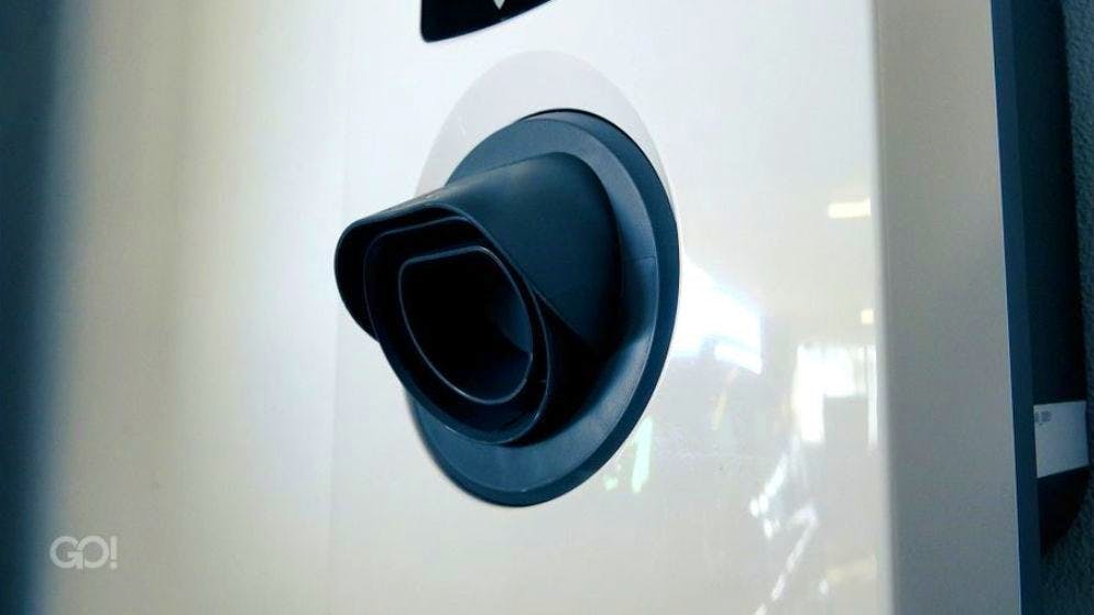 Zu Hause laden - aber schlau. Viele E-Autos gleichzeitig laden – so geht's!