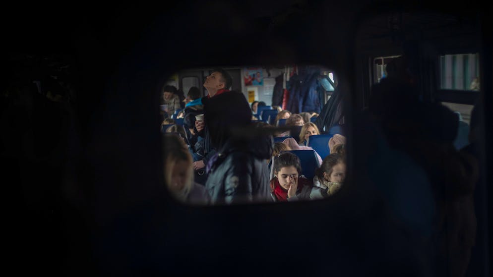 Der Krieg in der Ukraine in Bildern. <strong>Freitag 4. März: </strong>Menschen fliehen mit dem Zug aus der Ukraine nach Polen. Nach Angaben der Vereinten Nationen (UN) sind seit Beginn der militärischen Aggression Russlands am 24. Februar 2022 mindestens eine Million Menschen aus der Ukraine in die Nachbarländer geflohen UN-Schätzungen zufolge sind derzeit rund 160’000 Ukrainer Binnenvertriebene.