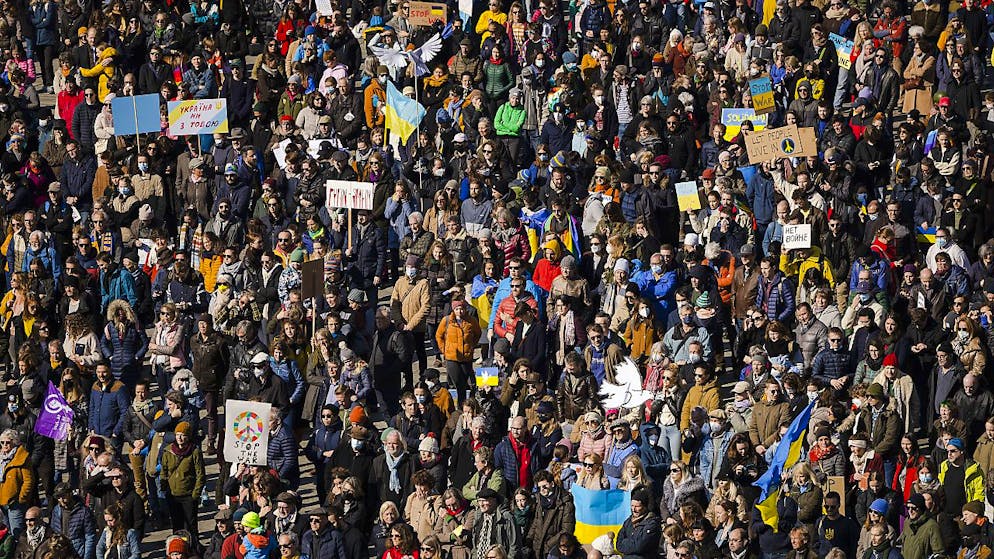 I migliaia di manifestanti contro la guerra in Ucraina a Zurigo