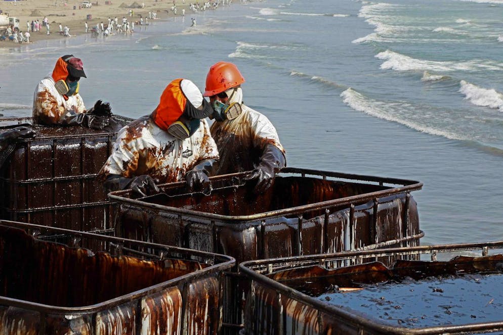 epa09709353 Workers carry out a cleaning operation on the beaches of Ventanilla, Peru, 25 January 2022. The Repsol company stated that it is 'closely collaborating' with civil society and the Peruvian authorities 'to advance as quickly as possible in the cleaning of the areas affected by the oil spill' that occurred on 15 January 2022 in the Lima coast. The oil spill occurred due to a volcanic eruption in Tonga that caused tsunami alerts. EPA/Juan Ponce