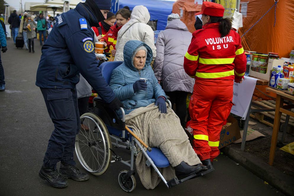 Katia, a 90 anni è riuscita a fuggire fino in Romania, dove alla frontiera a Siret, è stata presa a carico dai sanitari, sabato 5 marzo 2022. (AP Photo/Andreea Alexandru)
