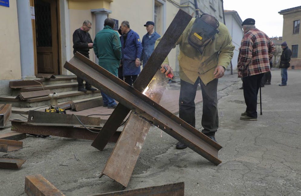 A Lviv, città a ovest dell'Ucraina, si costruiscono il numero maggiore di ostacoli anticarro possibili per far fronte all'avanzata dei russi. Foto scattata venerdì 4 marzo 2022.