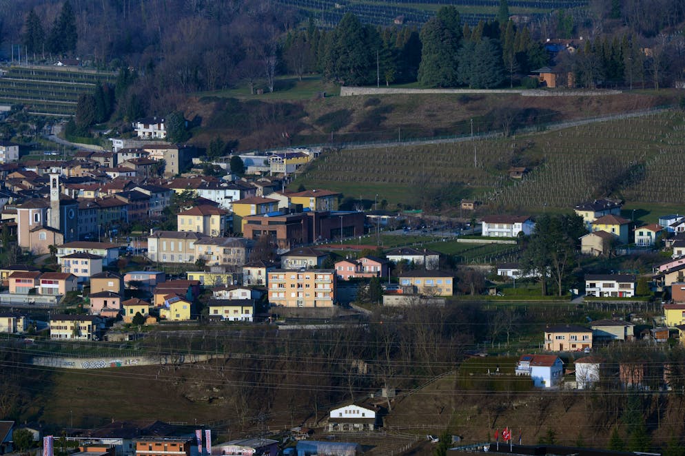 Rancate: veduta panoramica sul nucleo del paese di Rancate (a sinistra).
