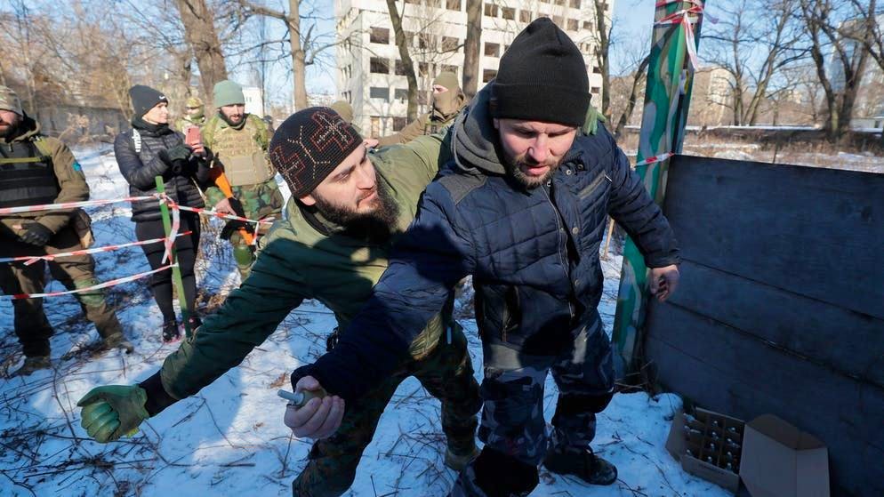 L'esercito georgiano addestra i civili ucraini. Presto anche gli svizzeri potranno partecipare a questi allenamenti.