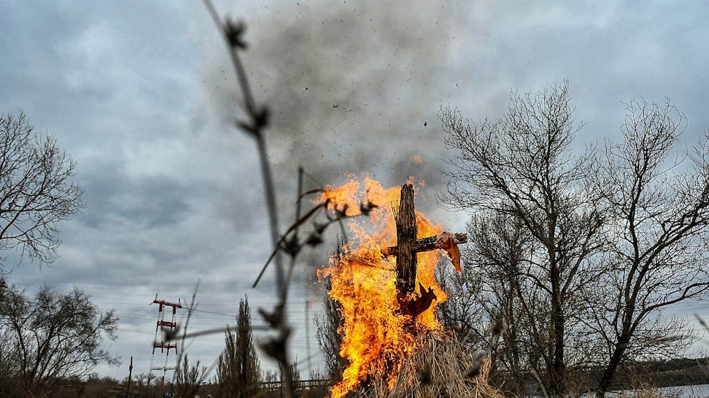 Gestern noch ging ein Bildnis von Wladimir Putin in Saporischschja in Flammen auf, jetzt soll das Gebiet eingenommen worden sein. Foto: -/Ukrinform/dpa