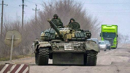 Russischer Panzer mit weissem Z am 24. Februar in der Region Donezk. (Archiv)