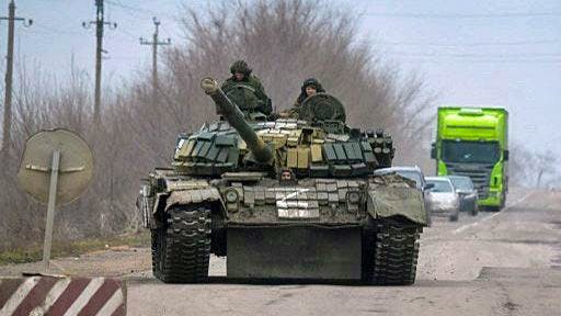 Russischer Panzer mit weissem Z am 24. Februar in der Region Donezk. (Archiv)