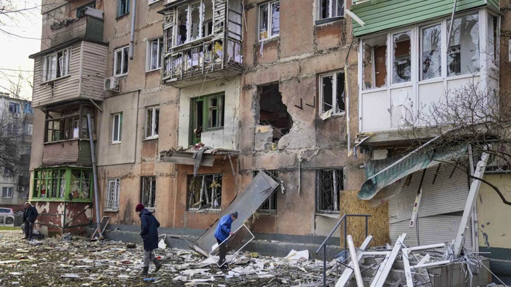 Mariupol è «sotto il continuo attacco dei bombardamenti russi», riferisce il sindaco. Nella foto un edificio residenziale distrutto dai raid russi.