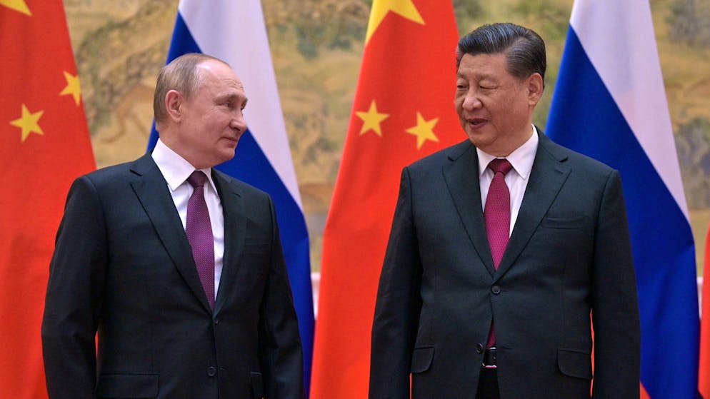 epa09726865 Russian President Vladimir Putin (L) and Chinese President Xi Jinping (R) pose for a picture during their meeting in Beijing, China, 04 February 2022. Putin arrived in China on the day of the Beijing 2022 Winter Olympic Games opening ceremony.  EPA / ALEXEI DRUZHININ / KREMLIN / SPUTNIK / POOL MANDATORY CREDIT