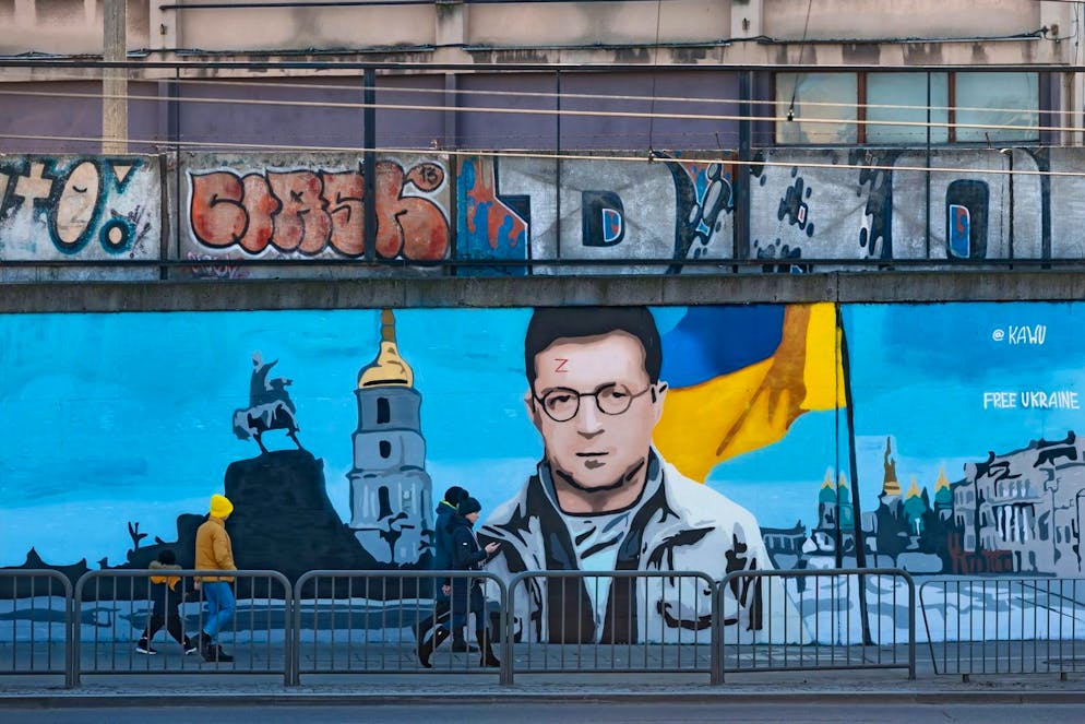 epa09812418 A mural showing Ukrainian President Volodimir Zelenski created by graffiti artist KAWU, is sprayed on a wall in Poznan, west-central Poland, 09 March 2022. Russian troops entered Ukraine on 24 February prompting the country's president to declare martial law and triggering a series of announcements by Western countries to impose severe economic sanctions on Russia. EPA/Jakub Kaczmarczyk POLAND OUT