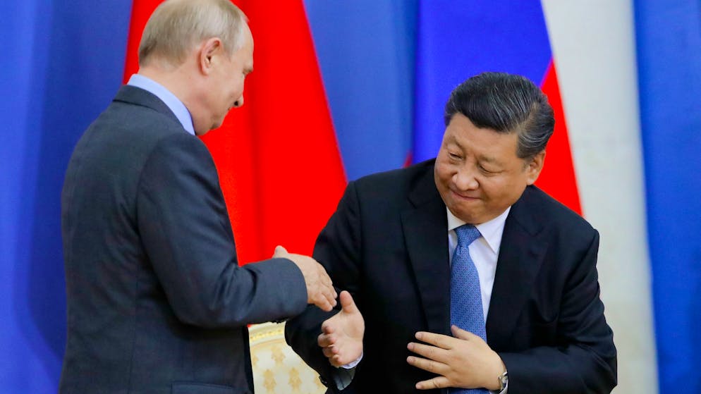 Chinese President Xi Jinping, right, and Russian President Vladimir Putin shake hands during the ceremony of presenting Xi Jinping degree from St.  Petersburg State University at the St.  Petersburg International Economic Forum in St. Petersburg  Petersburg, Russia, Thursday, June 6, 2019. (AP Photo / Dmitri Lovetsky, Pool)