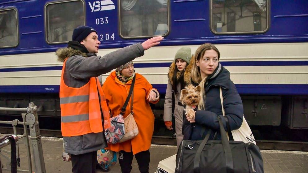 La gente in fuga da Lviv
