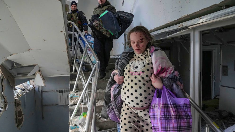 Beim Angriff auf eine Geburtsklinik in Mariupol wurden nach ukrainischen Angaben 17 Menschen verletzt.