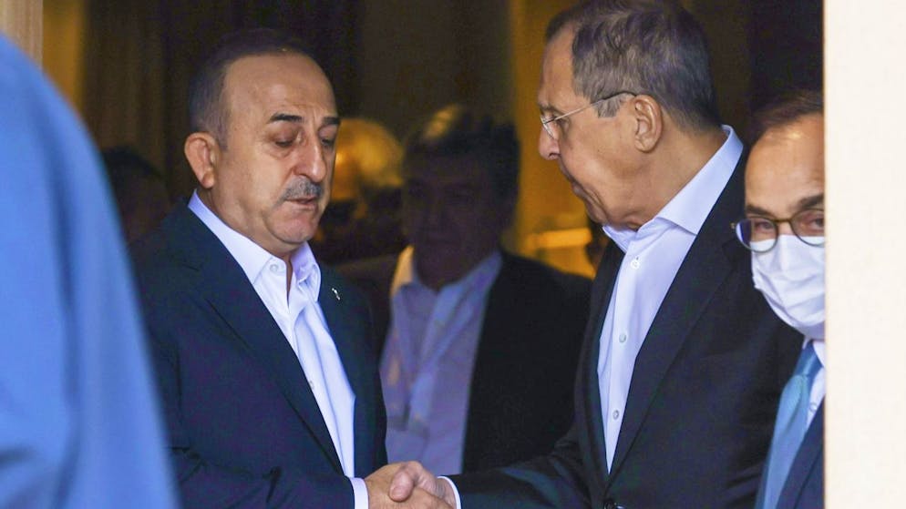 Il ministro degli esteri russo Serghei Lavrov (a destra) con l'omologo turco all'incontro ad Antalya