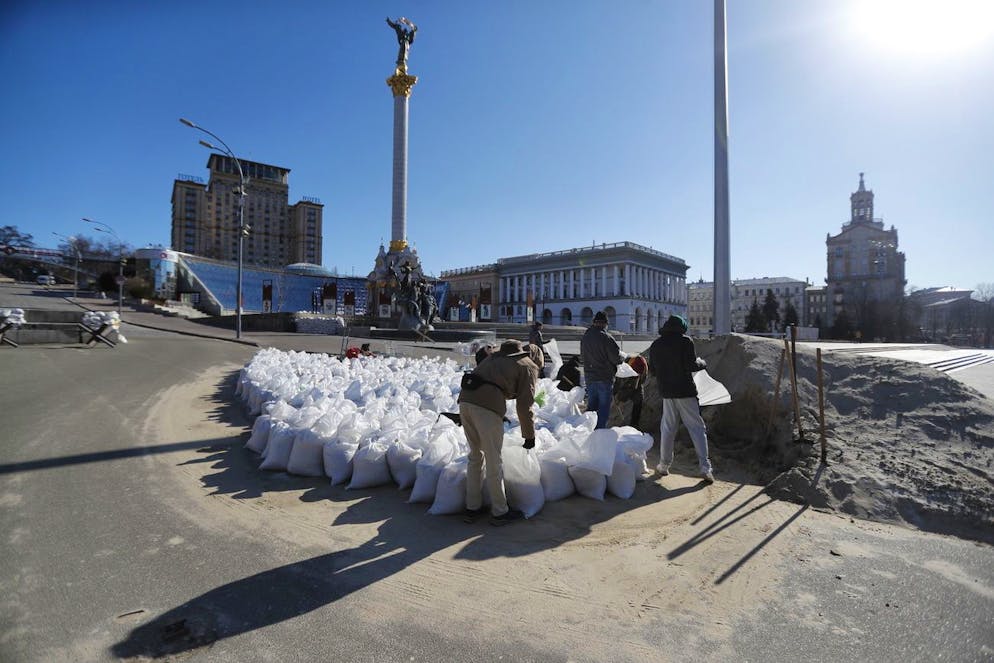 epa09814858 Ukrainian people prepare barriers made of sandbags in downtown Kyiv (Kiev), Ukraine, 10 March 2022. According to the United Nations High Commissioner for Refugees (UNHCR), Russia's military invasion of Ukraine, which started on 24 February, has caused destruction of civilian infrastructure as well as civilian casualties, with tens of thousands internally displaced and over two million refugees fleeing Ukraine. EPA/ZURAB KURTSIKIDZE