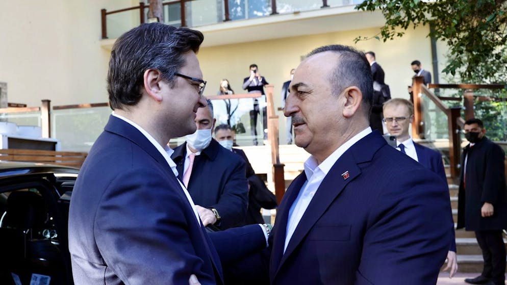 Il ministro degli esteri turco Mevlut Cavusoglu (a destra)  accoglie il suo omologo ucraino Dmytro Kuleba prima del loro incontro con il ministro degli esteri russo Serghei Lavrov