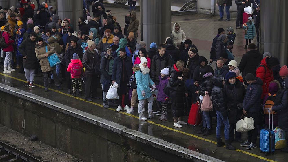 Le persone in attesa di un treno per fuggire da Dnipro (foto d'archivio)