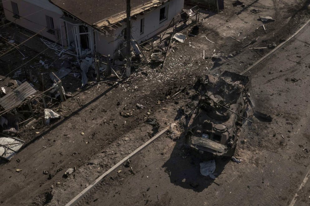 Un char russe détruit est vu après des combats sur une route principale près de Brovary, au nord de Kiev, en Ukraine, le jeudi 10 mars 2022.