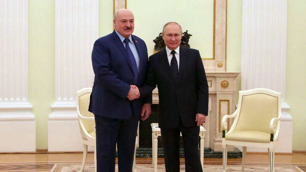 Il presidente russo Vladimir Putin (a destra) con il presidente bielorusso Alexander Lukoshenko