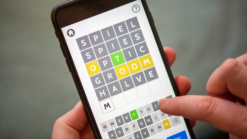 Ein Nutzer spielt mit der App eines Online-Buchstabenrätsels.