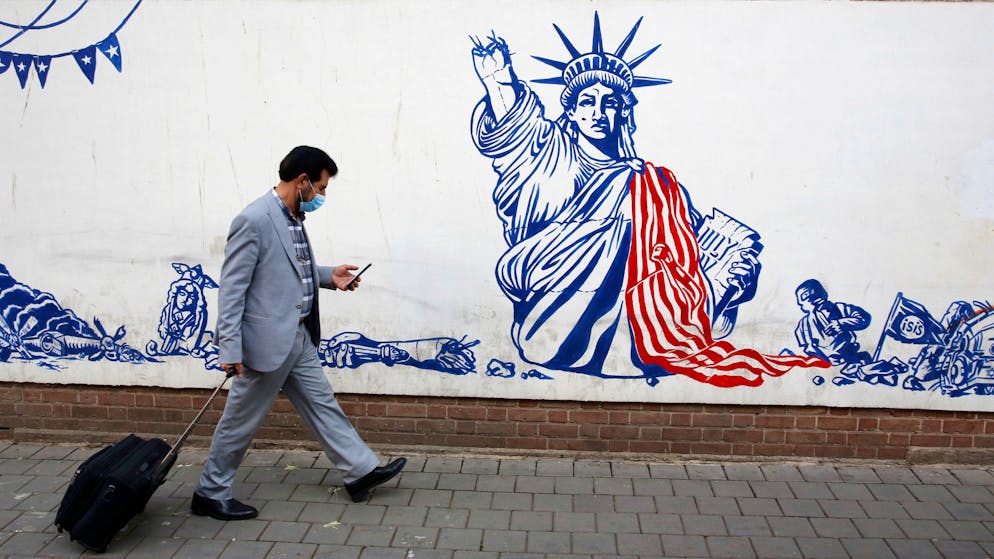 epa09651561 An Iranian man walks past a mural depicting a defaced Statue of Liberty on the wall of former US embassy in Tehran, Iran, 20 December 2021. Iranian foreign ministry on 20 December 2021 denied any direct talk with US over nuclear talks in Vienna. Nuclear talks between Iran and world powers stopped in Vienna, as Iran says it will resume soon. EPA/ABEDIN TAHERKENAREH