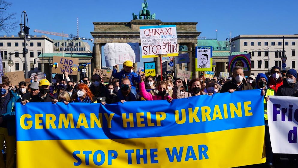 epa09821108 Protesters demonstrate in support of Ukraine in front of the Brandenburg Gate in Berlin, Germany, 13 March 2022. Russian troops entered Ukraine on 24 February prompting the country's president to declare martial law and triggering a series of announcements by Western leaders to impose severe economic sanctions on Russia. EPA/CLEMENS BILAN