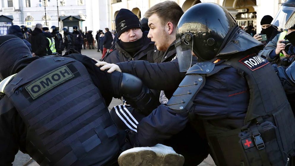 epa09820990 Russian policemen detain a participant in an unauthorized rally against the Russian 'special military operation' in Ukraine, on the Red Square of Saint Petersburg, Russia, 13 March 2022. According to independent Russian human rights group OVD-Info, hundreds of people were arrested in previous protests throughout major Russian cities on 06 March. EPA/ANATOLY MALTSEV