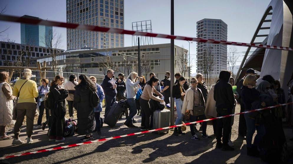 Rifugiati dall'Ucraina aspettano la registrazione fuori dal Centro federale d'asilo di Zurigo, 13 marzo 2022.