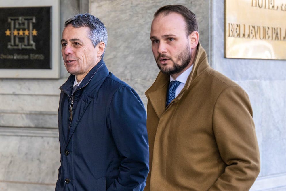 Bundespraesident Ignazio Cassis, links, und Matthias Leitner, persoenlicher Mitarbeiter, erscheinen zu einer Sitzung, am Montag, 14. Maerz 2022, in Bern. Der Bundesrat und die Partei- sowie Fraktionspraesidenten diskutieren ueber den Krieg in der Ukraine. (KEYSTONE/Peter Schneider)