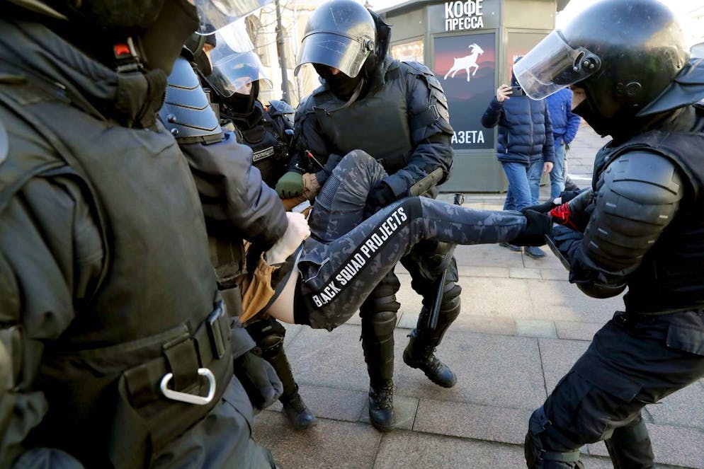 epa09820984 Russian policemen detain a participant in an unauthorized rally against the Russian 'special military operation' in Ukraine, on the Red Square of Saint Petersburg, Russia, 13 March 2022. According to independent Russian human rights group OVD-Info, hundreds of people were arrested in previous protests throughout major Russian cities on 06 March. (KEYSTONE/EPA/ANATOLY MALTSEV)