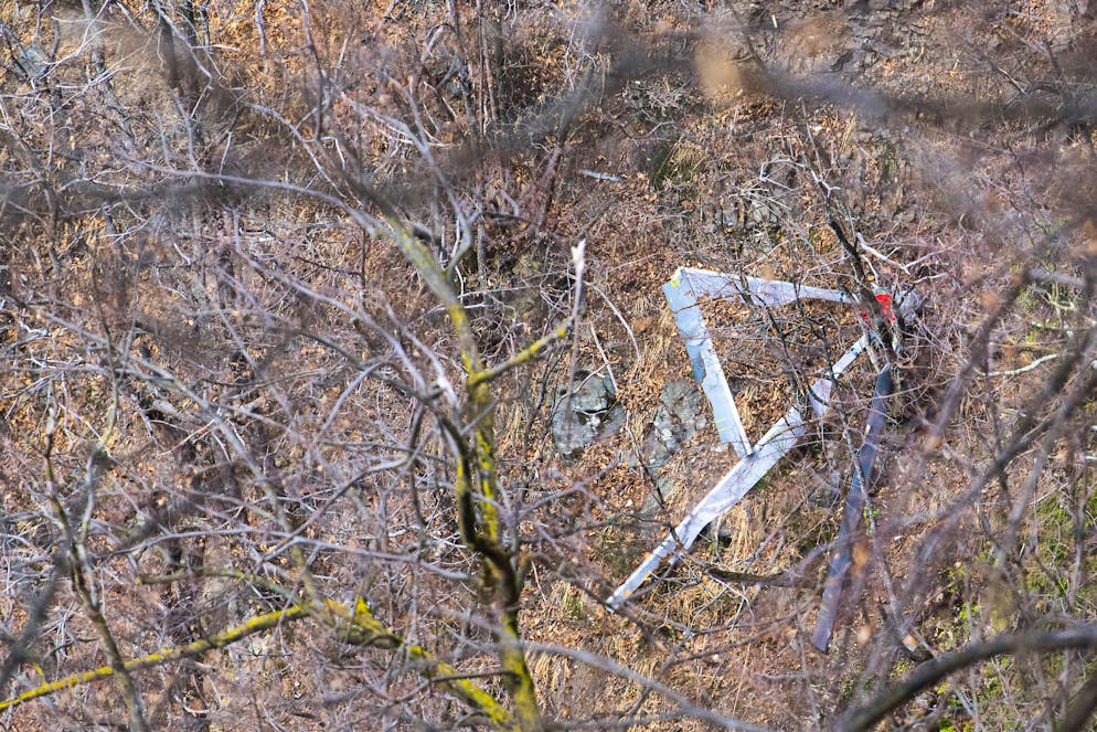 Gordola: incidente elicottero Monti di Ditto. Nella foto, alcuni resti del velivolo che questa mattina é precipitato dopo aver tranciato dei cavi dell'alta tensione nel bosco sottostante ai Monti di Ditto sopra Gordola. © Ti-Press / Samuel Golay