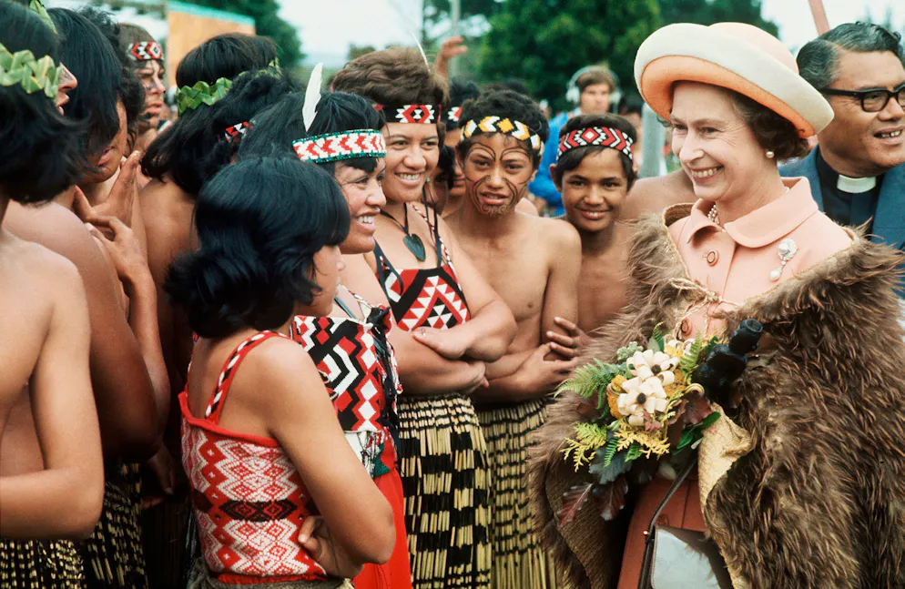 Königin Elizabeth II. ist tot — Ihr bewegtes Leben in Bildern. Die Monarchin bereist in ihrer Regentschaft 120 Länder. Und dies, obwohl sie keinen eigenen Pass hat. Braucht eine echte Queen ja auch nicht. 1977 trifft sie in Neuseeland Vertreter der Maori-Bevölkerung. 