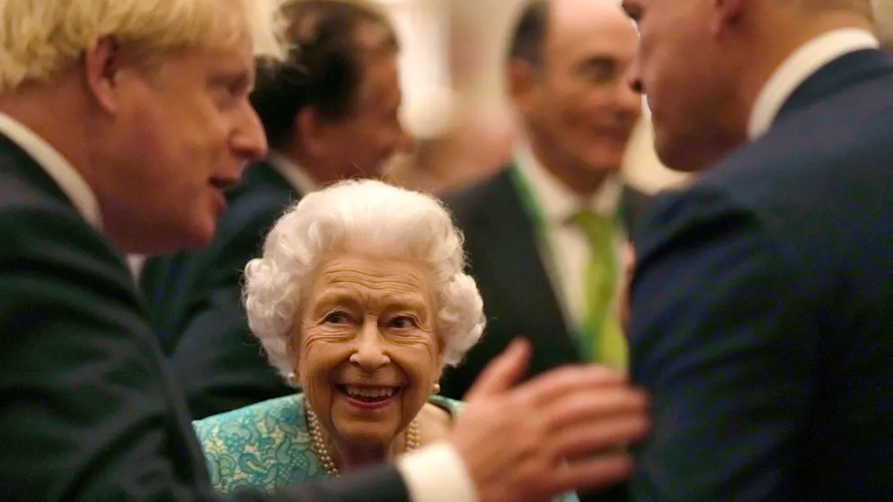 Königin Elizabeth II. ist tot — Ihr bewegtes Leben in Bildern. 15 britische Premierminister hat sie kennengelernt. Hier ist sie mit Boris Johnson an einem Event im Oktober 2021 zu sehen.