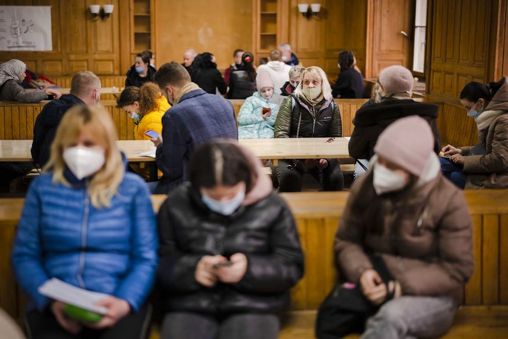 People from Ukraine are waiting during the registration at the reception center for refugees, following Russia's invasion of Ukraine, in Zurich, Switzerland on March 15, 2022. (KEYSTONE/Michael Buholzer)