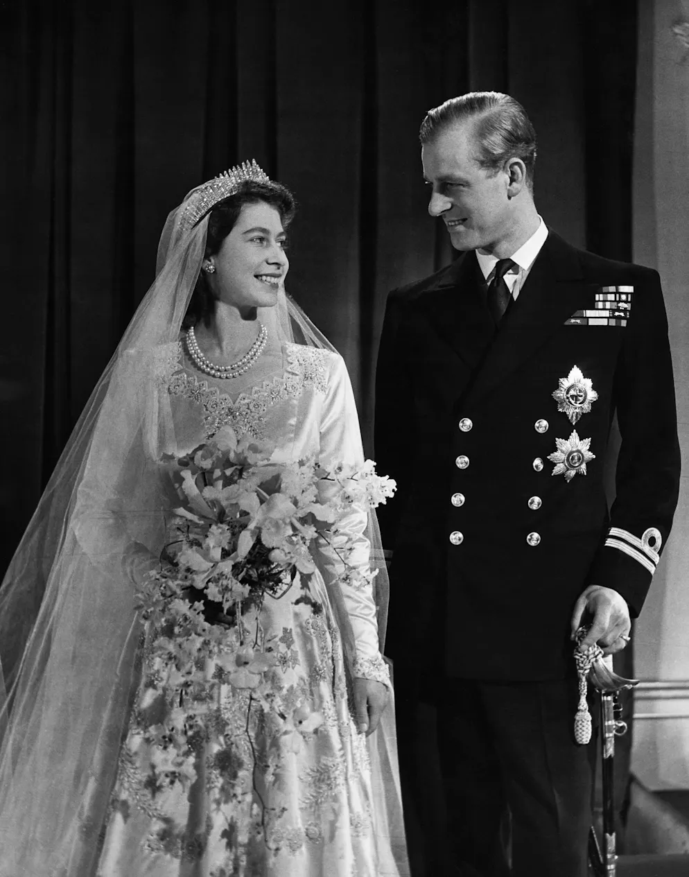 Königin Elizabeth II. ist tot — Ihr bewegtes Leben in Bildern. 2000 Gäste sind an der Hochzeit am 20. November 1947 in Westminster Abbey geladen. Elizabeth ist 21 Jahre alt, Philip 26.