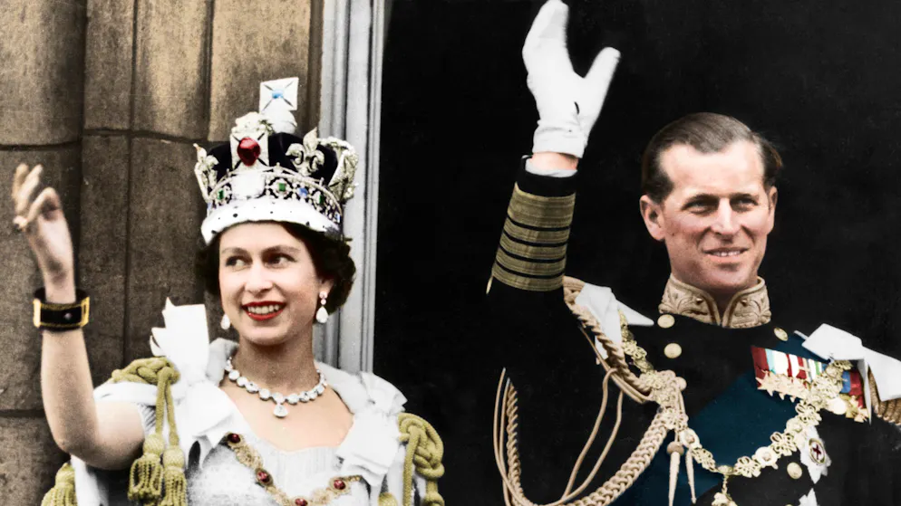 Königin Elizabeth II. ist tot — Ihr bewegtes Leben in Bildern. 27 Jahre alt ist Elizabeth II. erst, als sie am 2. Juni 1953 zur Königin gekrönt wird, im Beisein von Prinz Philip. Damals wagt sie kaum den Kopf zu bewegen, aus Angst, die über zwei Kilogramm schwere Krone könne ihr das Genick brechen, erzählt sie in Interviews. Die Übertragung dauert acht Stunden. Den Thron bestiegen hat sie allerdings schon ein Jahr zuvor im Februar.