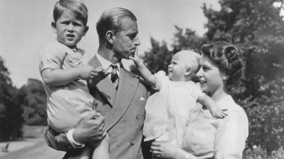 Königin Elizabeth II. ist tot — Ihr bewegtes Leben in Bildern. Prinz Charles ist der Erstgeborene des royalen Paares. Er kommt am 14. November 1948 zur Welt. Seine Mutter ist 22 Jahre alt. Charles' kleine Schwester, Prinzessin Anne, wird am 15. August 1950 geboren. Die Aufnahme stammt aus dem Clarence House im Sommer 1951. 