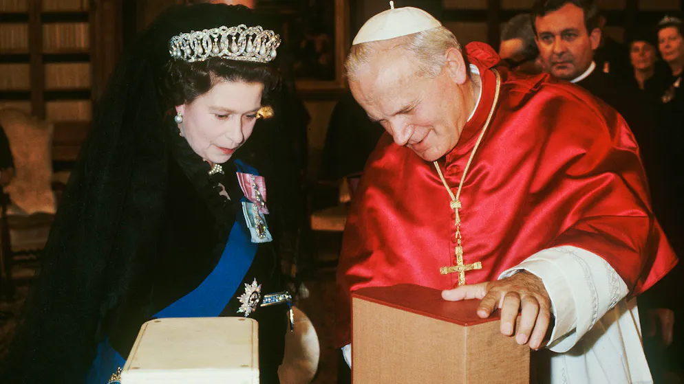 Königin Elizabeth II. ist tot — Ihr bewegtes Leben in Bildern. Sieben Päpste haben sie schon zur Audienz geladen. Darunter Papst Johannes Paul II. im Oktober 1980. 