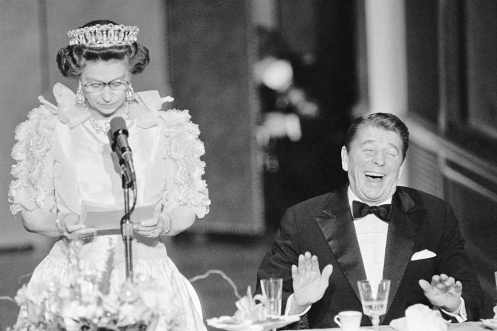 Königin Elizabeth II. ist tot — Ihr bewegtes Leben in Bildern. Und auch 14 US-Präsidenten hat sie in ihrer Regentschaft getroffen. Darunter Ronald Reagan, der sich über einen Wetter-Witz der Queen an einem Dinner im De Young Museum in San Francisco im März 1983 amüsiert. Kein Witz!